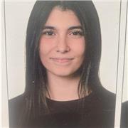 Chica adolescente con paciencia y con ganas de enseñar a niños